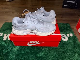 Men's Nike V5 RNR  US 9. 5