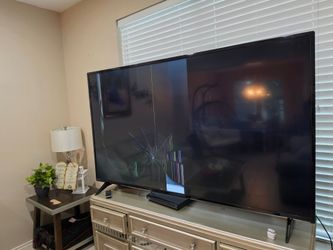 65" Philips TV (2023 Model) - BROKEN SCREEN - FOR PARTS ONLY