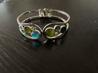 Easy clasp bracelet with blue and green stones