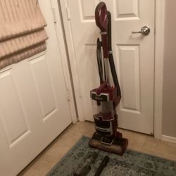 Shark Bagless  Lift Away Vacuum Cleaner With Attachments.    ( Excellent Condition)