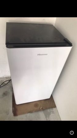 Hisense 3.3-cu ft Mini Fridge (White) Energy Star Model HRC033AWE