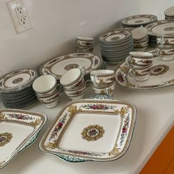 Wedgwood Dinnerware Set For 16, One Dinner Plate Is Missing, 82 PCs, Like New Condition. 