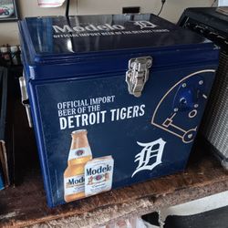 Model beer cooler Detroit Tigers with bottle opener very sharp