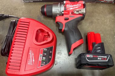 Milwaukee M12 1/4” Hammer Drill/Driver with battery n charger