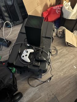 485$ Xbox seriesx 1 tb + 1tb expansion card with two controllers, rechargeable batteries with charging station and 8k hdmi cable very good condition
