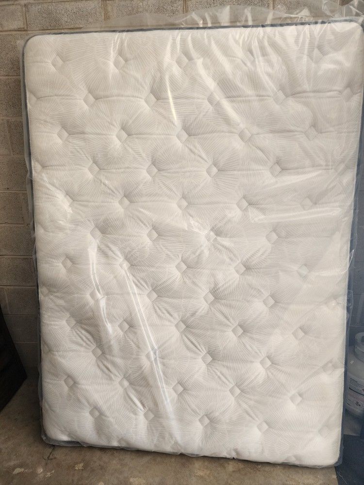 Serta Queen Matress and Box Spring 