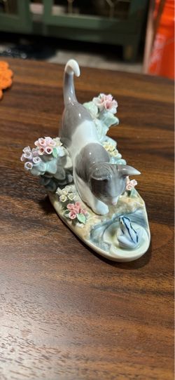 Lladró Porcelain Cat with Flowers Figurine