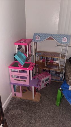 Barbie / doll houses