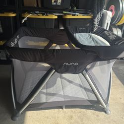 Nuna Play Pen with Changing Table