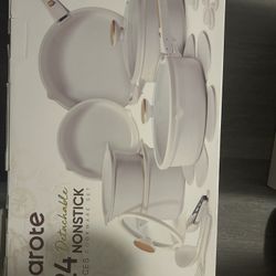 pot & pan set never opened 
