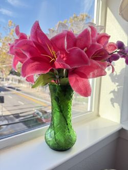 Set of 2 Glass Vases with Artificial Flowers