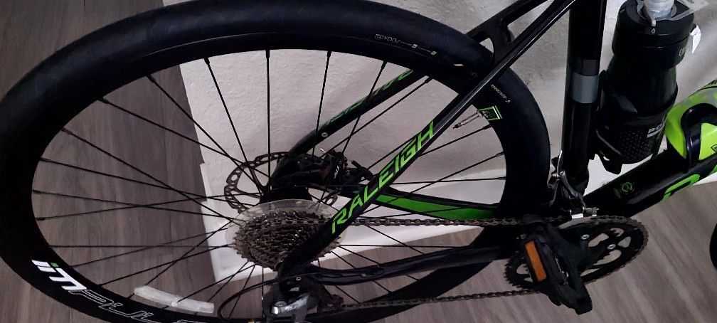 ROAD BIKE RALEIGH FULL CARBÓN FIBER 650 Like New Used 2 TIMES SIZE M