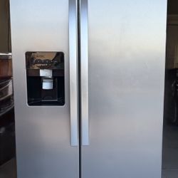 Whirlpool Standard-Depth Refrigerator 