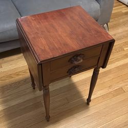 Vintage colonial revival end/lamp table