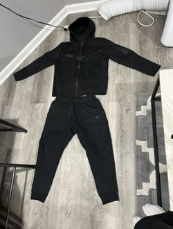 All Black Nike Tech Size M