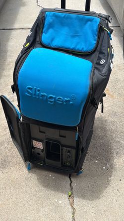 Slinger tennis ball machine with oscillator