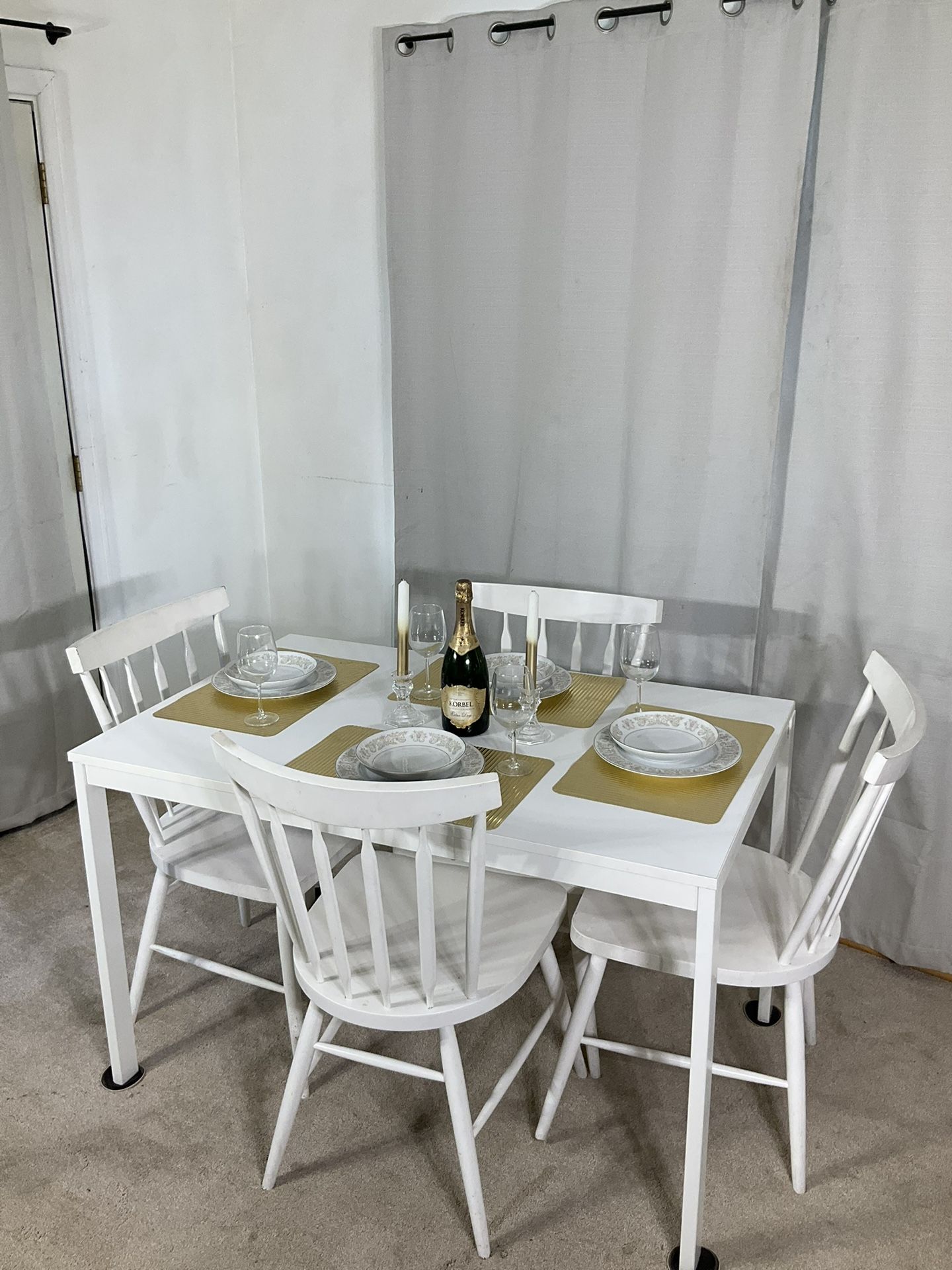 Extendable Dining Table With 4 Windsor Chairs / Comedor Con Mesa De Extension Y 4 Sillas