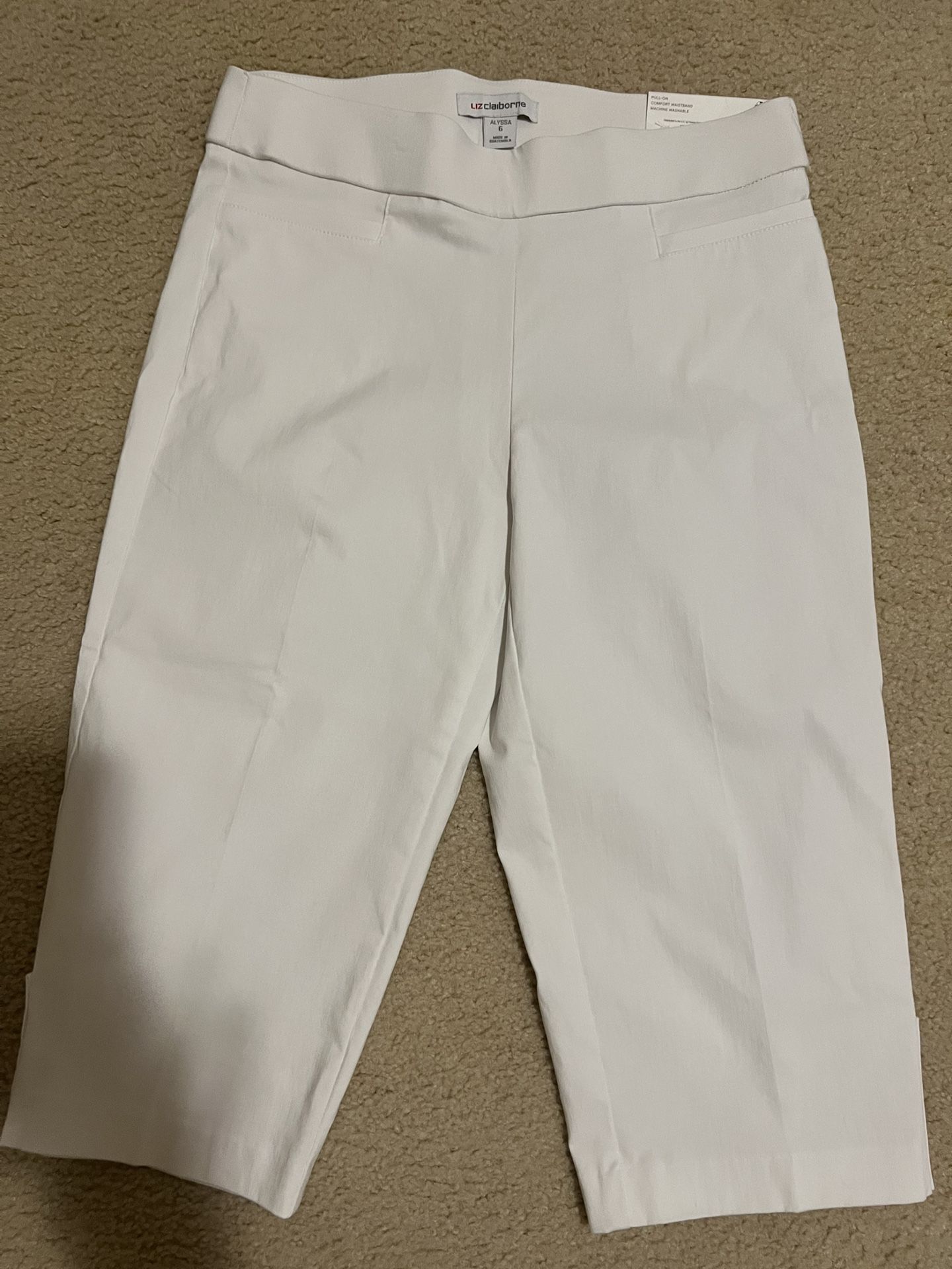 New Liz  Claiborne  Mid Rise, Pull On  capris. Size 6 