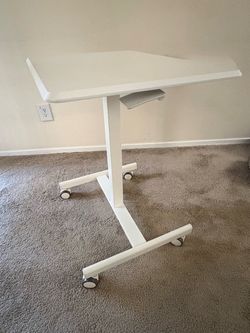 🖥️ Small Rolling Mobile Desk – Excellent Condition | $35