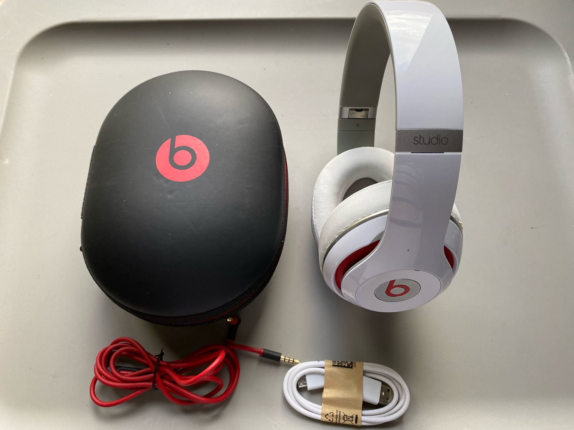 Beats Studio Wireless Headphones (READ)