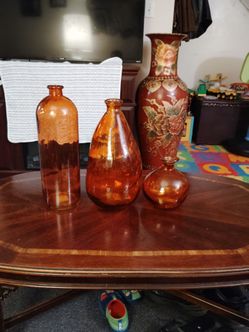 A set of 3 glass vase