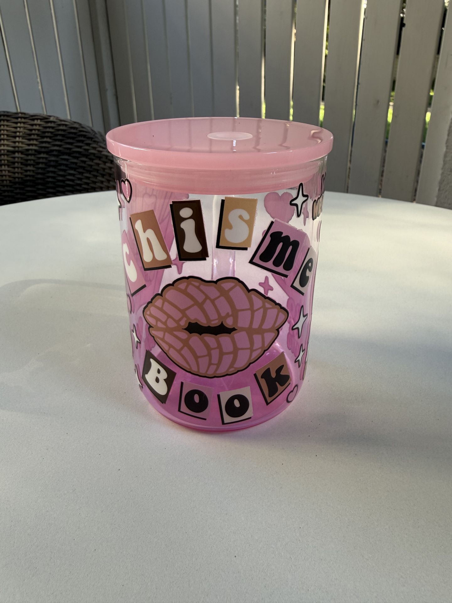 Chisme & Cafecito Glass Mug – Funny Latina Gift Cup w/ Lid & Straw