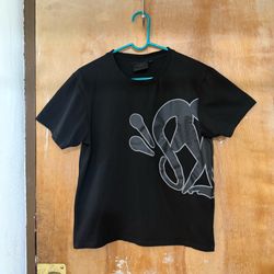 syna world graphic tee