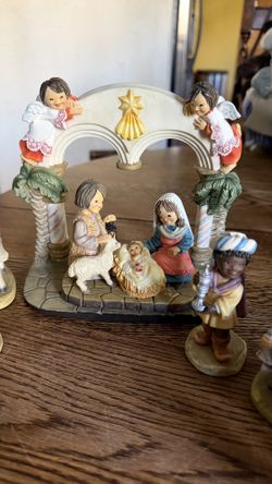 Nativity Arch and Holy Family on Base Juan Ferrandiz Trista ANRI 12 Pieces