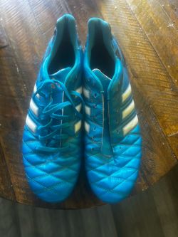 Soccer shoes