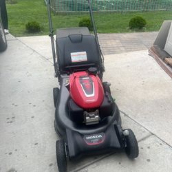 LIKE NEW HONDA SELF PROPELLED MOWER 