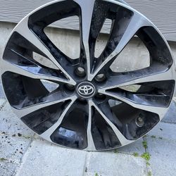 Original Toyota 17” Rim (has a crack— See Picture)