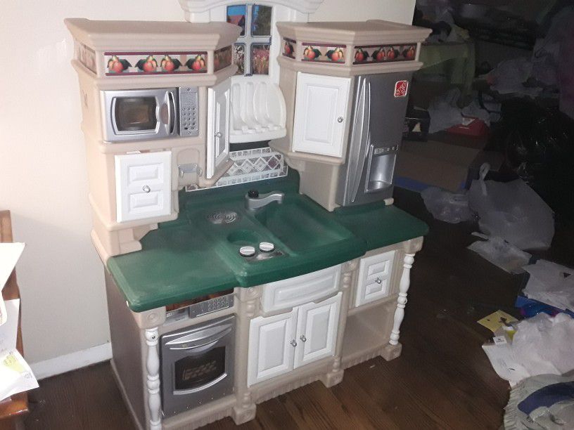 Child's Step 2 kitchen. Clean, and in really good shape. Also included are some plastic bowls, plates & utensils.