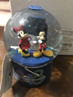 Mickey and Minnie’s snow globe new in box