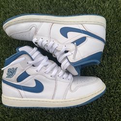 Jordan 1 Mid / Size 9/
White/Industrial Blue/Sail
Box Included
Great Condition