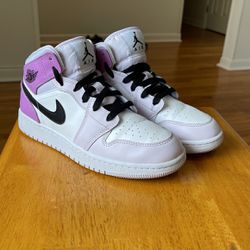 ALMOST NEW CONDITION NIKE AIR JORDAN 1 Size 4.5Y or Size 6 Women
