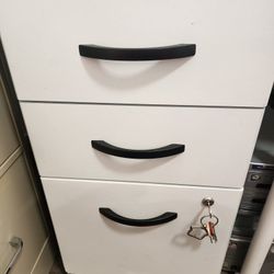 Filing Cabinets With DRAWERS& KEY