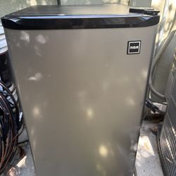 RCA 4.5 CU FT MINI FRIDGE IN BLACK W/ STAINLESS STEEL DOOR & TOP DRAWER FREEZER