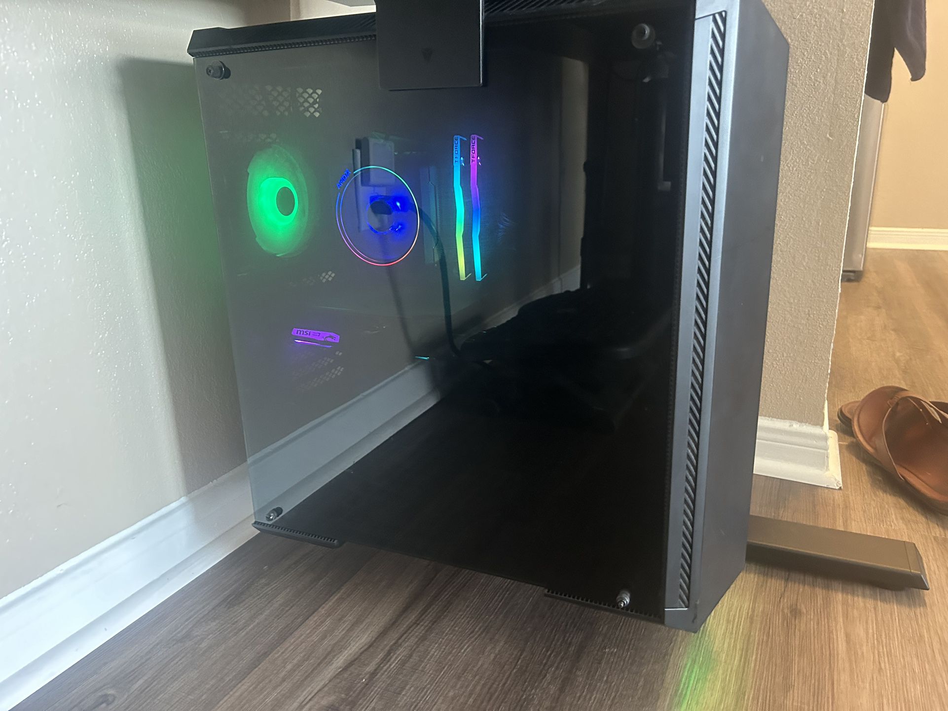 Selling my Gaming PC -  Excellent Condition - (Specs in Pictures)