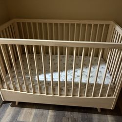 Natural Wood Crib – Sturdy & Clean