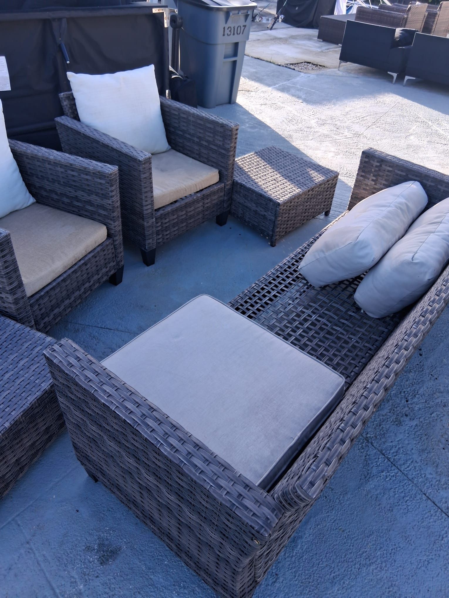 Juego De terraza Solo Tiene Los Cojines Qué Ves En Fotos Los Demás Lo Venden En Amazon Y El $ Fijo