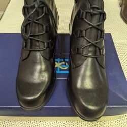 Hillard & Hanson lace-up ankle boots in black leather, sized at 6 1/2 for women