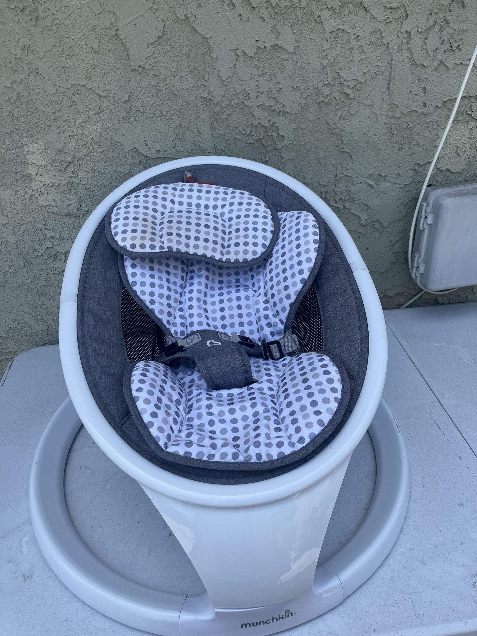 MUNCHKIN BASSIONET AND SIMMONS KIDS CRIB