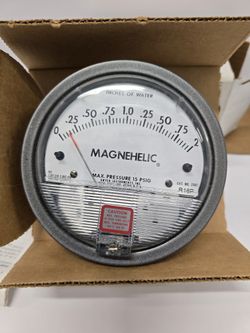 Dwyer Magnehelic Differential Pressure Gauge – Model 2002 R16P – 0-2 Inches of Water – New in Box
