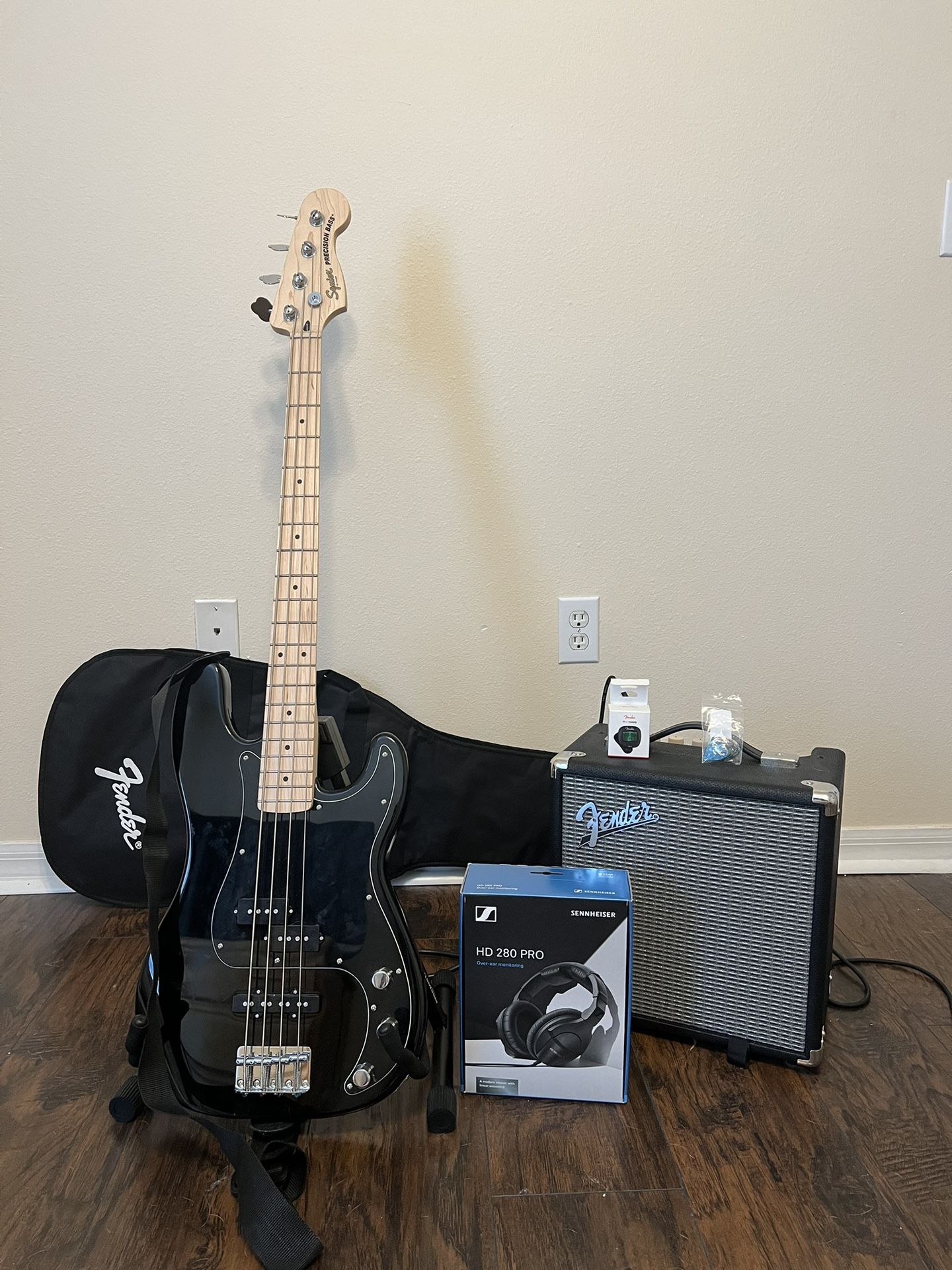 Electric Bass Guitar/ Amplifier/ Stand/Case
