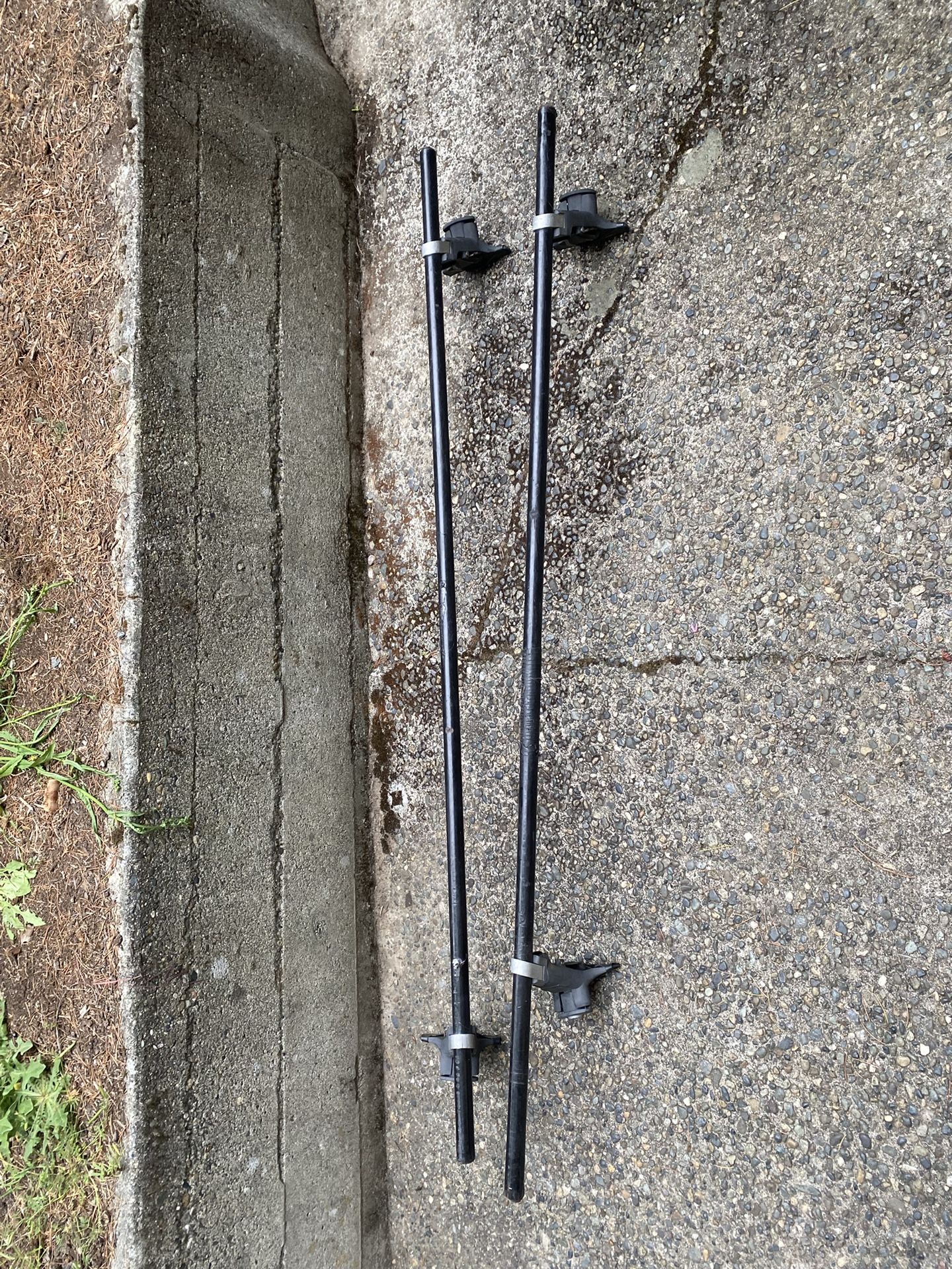 2 Yakima Crossbars With Q-Towers