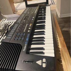 Rare Roland E-36 Intelligent Keyboard Synthesizer Synth ITS WORKİNG TURN ON LİGHT TURN ON BUT THE SOUND DOES NOT COME OUT . THE SPEAKERS DO NOT WORK  