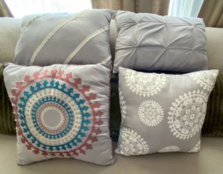 4 Decorative Pillows