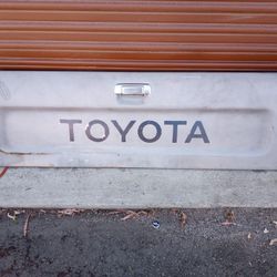 89-95 Toyota Pickup Tailgate With Accessories Oem.
