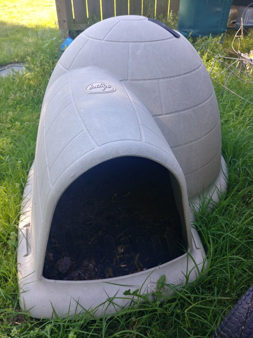 Insulated igloo doghouse for medium dogs $35