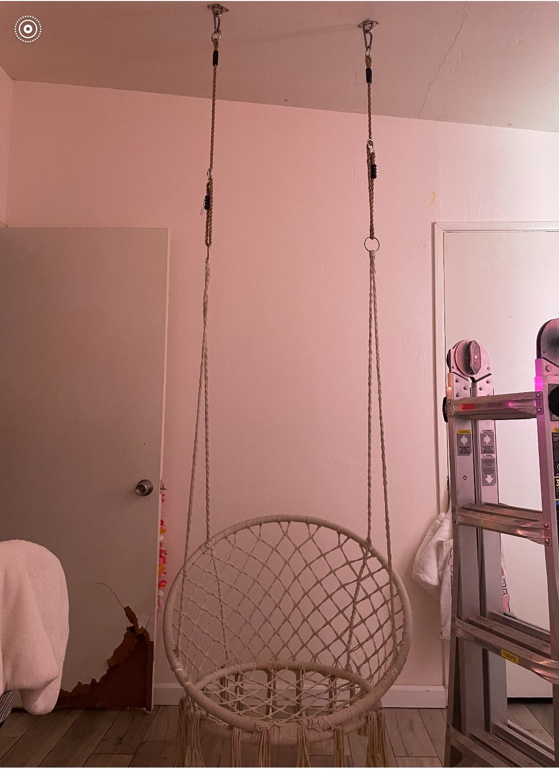 Hanging Chair With Hardware